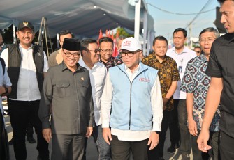 Menteri Desa dan Pembangunan Daerah Tertinggal (Mendes PDT) Yandri Susanto mendampingi Menko Pangan Zulkifli Hasan meninjau persiapan Launching Koperasi Desa Merah Putih di Desa Bentangan, Kecamatan Wonosari, Kabupaten Klaten, Jawa Tengah, Minggu (20/7/2025)