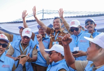 Gubernur Jateng Ahmad Luthfi bersama Kades dan Lurah saat launching Kopdes Merah Putih di Klaten, Jateng, Senin (21/7)
