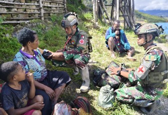 Satgas TNI Buka Pintu Kemanusiaan di Ujung Negeri, Layani Warga dengan Pelayanan Kesehatan Gratis