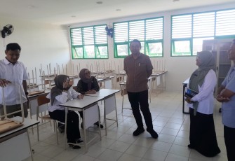 Anggota Fraksi Gerindra DPRD Kabupaten Blora  melihat ruang belajar Sekolah Rakyat Blora