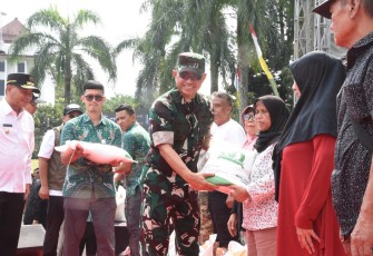 Penyaluran bantuan pangan beras sekaligus peluncuran program Stabilisasi Pasokan dan Harga Pangan (SPHP) yang digelar terpusat di Lapangan Makodam III/Siliwangi, Bandung, Jawa Barat, Kamis (24/7/2025).