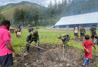 Satgas TNI Hadiri Bakar Batu di Kampung Mayuberi