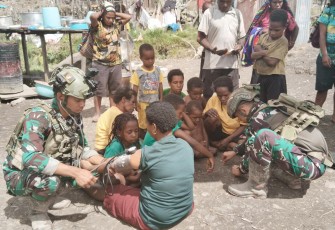 Satgas TNI Gelar Pelayanan Kesehatan Gratis di Kampung Gigobak Distrik Sinak