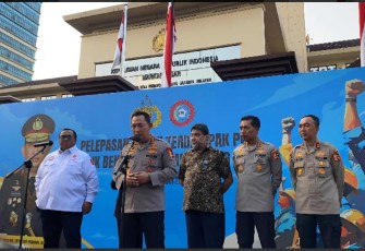 Kapolri Jenderal Listyo Sigit Prabowo bakal kembali melepas 1.575 buruh yang terdampak Pemutusan Hubungan Kerja (PHK) untuk bekerja di tempat yang baru