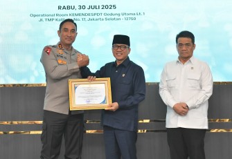 Mendes Yandri Beri Penghargaan Kapolda Banten dan Kapolres Sidoarjo