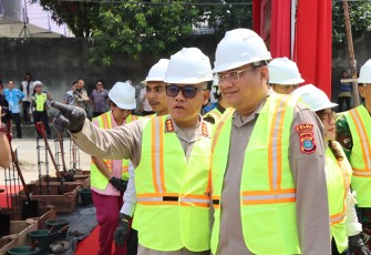 Inspektur pengawasan daerah (Irwasda) Polda Sumatera Utara, Kombes Pol Nanang Masbudi memimpin pelaksanaan Peletakan batu pertama pembangunan Satuan Pelayanan Pemenuhan Gizi (SPPG) Yayasan Kemala Bhayangkari di jalan Kolam Dusun III, Medan Estate, Percut Sei Tuan, Deli Serdang, Kamis (31/7/2025)