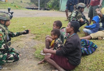 Satgas Yonif 700/WYC Anjangsana ke Kampung Gigobak