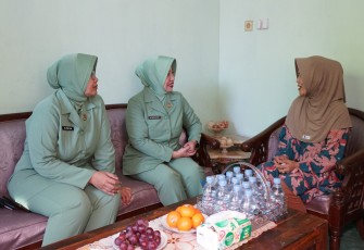 Ketua Persit Kartika Chandra Kirana Koorcab Rem 081 PD V/Brawijaya, Ny. Frieda Untoro bersama pengurusnya melakukan anjangsana ke kediaman para Warakawuri
