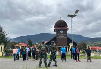 Latihan gerak jalan persiapan lomba di puncak Papua
