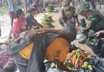 Satgas Yonif 700/Wyc borong hasil tani mama Papua