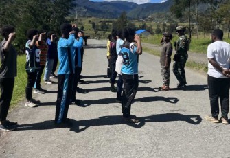 Latihan baris-berbaris SMA Negeri 1 Ilaga