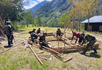 Satgas Yonif 700/WYC Bangun Sekolah di Mayuberi, Bukti Nyata Peduli Pendidikan Anak Papua