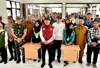 Mensos Gus Ipul saat meninjau pelaksanaan Sekolah Rakyat Menengah Atas (SRMA) 37 Gresik di UPT SMPN 30 Gresik, Jawa Timur, Senin (5/8/2025)
