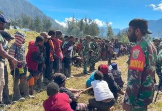 Lomba tarik tambang di alun-alun kota Ilaga