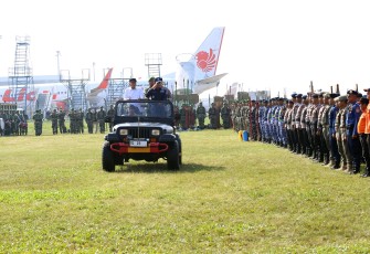 Menteri Lingkungan Hidup Dr. Hanif Faisol Nurrofiq, S.Hut., M.P. mempimpin Apel Kesiapsiagaan Penanganan Karhutla Provinsi Kalimantan Selatan di Lapangan Udara Sjamsuddin Noor pada Kamis (7/8)