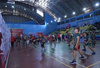 Acara turnamen bola voli Geber 2025 dalam rangka menyemarakkan HUT RI ke-80, di GOR RM Said pada Kamis (7/8/2025)