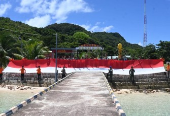 Kibarkan Benderah Merah Putih di Pulau Sekatung Terdepan NKRI oleh Tim Gabungan Lanud RSA Natuna