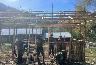 Satgas Yonif 700/WYC Lanjutkan Pembangunan SD 03 Mayuberi