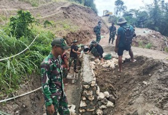 Pondasi bahu jalan cegah erosi di lokasi TMMD Kodim Enrekang 