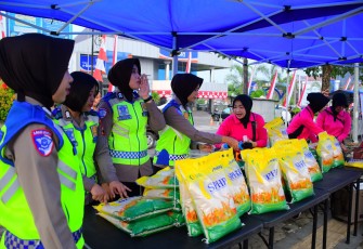 Polres Karanganyar dan Bulog menggelar Gerakan Pangan Murah di area Car Free Day (CFD), Minggu (10/8/2025)