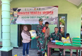 TNI Gencarkan Gerakan Pangan Murah melalui Beras SPHP di Wilayah Pacitan