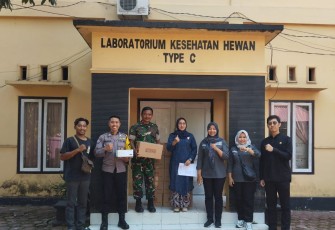 Babinsa dan Bhabinkamtibmas Kawal Bantuan Obat Ternak Pemprov Jatim di Trenggalek