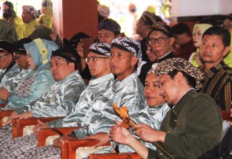 Dandim 0806/Trenggalek Berbusana Adat Jawa