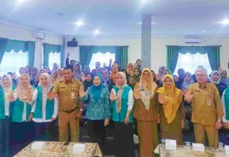 Ketua Tim Penggerak Pemberdayaan Kesejahteraan Keluarga (TP PKK) Kota Tanjungpinang, Yuniarni Pustoko Weni membuka kegiatan Peningkatan Kapasitas Tim Pendamping Keluarga