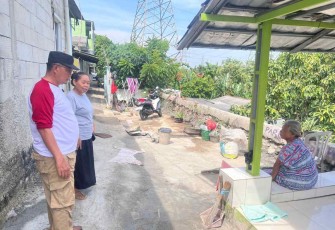 Imam Musanto saat berdialog dengan warga di Pancoran Mas 