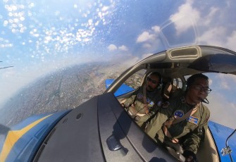 Wakil Komandan Pusat Penerbangan TNI Angkatan Laut (Wadan Puspenerbal), Laksma TNI Catur Nur Ardiantoro, kembali menunjukkan kepiawaiannya sebagai penerbang. Ia melaksanakan rekualifikasi dengan menerbangkan pesawat latih Beechcraft G-36 Bonanza di atas Selat Madura pada Kamis (4/9/2025)