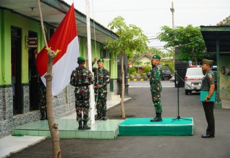 Kasdim 0803/Madiun Pimpin Upacara Bendera di Halaman Makodim