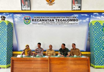Danramil 0801/04 Tegalombo Kapten Inf Agus Eko Setiono bersama Forum Komunikasi Pimpinan Kecamatan (Forkopimcam) Donorojo menghadiri rapat kegiatan evaluasi dan pembubaran Panitia PHBN HUT RI ke-80 tahun 2025 Kecamatan Tegalombo