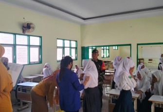 Babinsa Durenan Dampingi Imunisasi HPV untuk Siswi SMPN 02 Gemarang