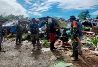 Babinsa Koramil Kuala Kencana Pantau TPA dan Imbau Pengelola Tetap Jaga Kebersihan