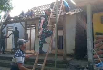 Anggota Kodim Ponorogo Bantu Kerja Bakti Bedah Rumah Milik Keluarga Prasejahtera