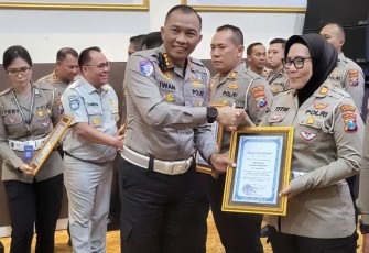 Dirlantas Polda Jatim Kombes Pol Iwan Saktiadi memberikan penghargaan Kasatlantas Polres Sumenep AKP Ninit Titis Dewiyani, Rabu (10/9)
