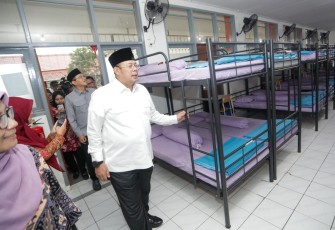 Politisi Fraksi PKB Cucun Syamsurijal mengunjungi SRMP 11 Bandung Barat, Selasa (9/9)