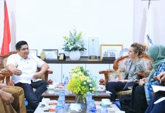 Bupati Bintan Roby Kurniawan menyambut kunjungan Tim Kedutaan Besar Australia, di Ruang Pertemuan Bandar Seri Bentan