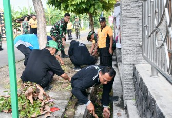 Korem 081/DSJ Bersihkan Masjid dan Bantu Warga
