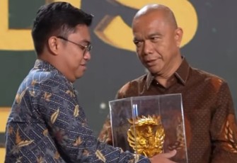 Jamintel Reda Manthovani menerima penghargaan khusus sebagai Tokoh Adyaksa Peduli Lingkungan