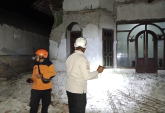 BPBD Kabupaten Situbondo turunkan tim melakukan kaji cepat di lokasi terdampak gempa bumi M 5,7 di Kecamatan Banyuputih, Kabupaten Situbondo, Jawa Timur, pada Kamis (25/9). Sumber foto: BPBD Kabupaten Situbondo.