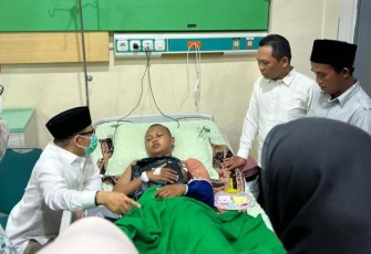 Ketua Umum Partai Kebangkitan Bangsa (PKB) Abdul Muhaimin Iskandar atau yang akrab disapa Gus Muhaimin, mengunjungi lokasi runtuhnya gedung tiga lantai di Pondok Pesantren (Ponpes) Al Khoziny, Buduran, Sidoarjo, pada Kamis (2/10/2025)