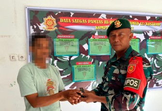 Satgas Pamtas Yonarmed 12 Kostrad amankan granat bekas perang