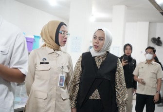 Kepala Biro Hukum dan Humas BGN, Khairul Hidayati bersama anggota Komisi IX DPR RI saat evaluasi SPPG Jambudipa 1 Cisarua, Kamis (16/10)