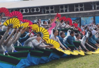 Para siswa SD dan SMP saat menampilkan tarian kolosal di FPSL Kota Bitung baru-baru ini