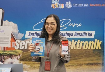 Stan Kementerian ATR/BPN dalam pameran Livin Festival di PIK 2, Banten, Jumat (17/10/2025)