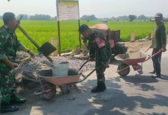 Gotong royong pengecoran jalan desa binaan 
