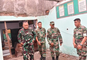 Danrem 081/DSJ Kolonel Arm Untoro Hariyanto meninjau rehab Koramil