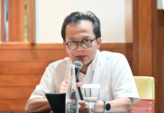 Kepala BSKAP, Toni Toharudin, saat memantau berjalannya pelaksanaan TKA di _Command Center_ Tes Kemampuan Akademik (TKA) di Jakarta, Senin (3/11).