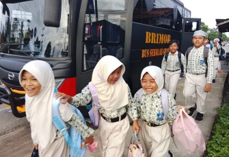 Program Bus Sekolah Brimob Kalteng Ringankan Beban Orang Tua